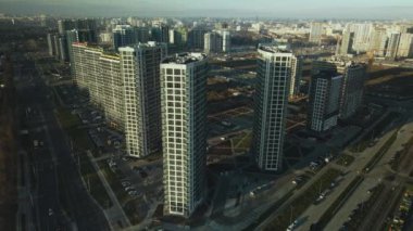 İnşaat alanı. Modern çok katlı binaların yapımı. Mavi gökyüzünün arka planına karşı. Hava fotoğrafçılığı.
