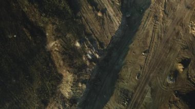 Şehir merkezindeki boş bir arazide inşaat alanı. Bulutlu havada çekilmiş. Hava fotoğrafçılığı.