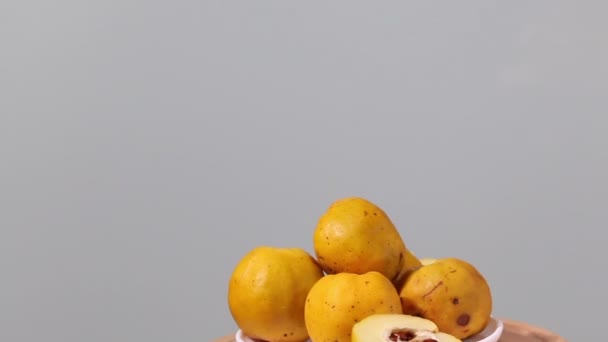 Quince Fruit Een Bord Fruit Geel Plaat Draait Het Podium — Stockvideo