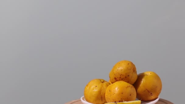 Quince Fruit Een Bord Fruit Geel Plaat Draait Het Podium — Stockvideo