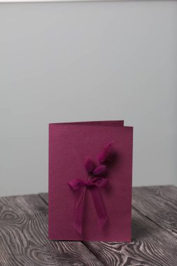 Tebrik kartları hazırlıyorum. Kağıt kurşunlar, kurdeleler ve lagurular. Siyah çam ağaçlarının üzerinde yatıyorlar..