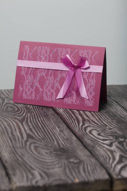 Tebrik kartları hazırlıyorum. Kağıt kurşunlar, kurdeleler ve lagurular. Siyah çam ağaçlarının üzerinde yatıyorlar. Yakın çekim..