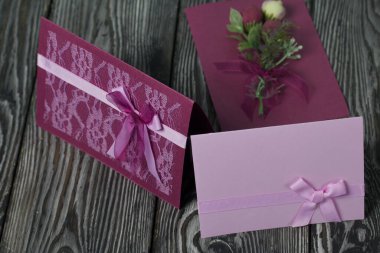 Tebrik kartları hazırlıyorum. Kağıt kurşunlar, kurdeleler ve lagurular. Siyah çam ağaçlarının üzerinde yatıyorlar..