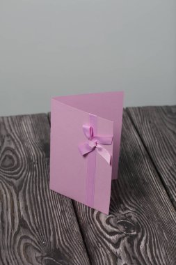 Tebrik kartları hazırlıyorum. Kağıt kurşunlar, kurdeleler ve lagurular. Siyah çam ağaçlarının üzerinde yatıyorlar. Yakın çekim..