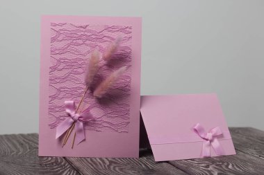 Tebrik kartları hazırlıyorum. Kağıt kurşunlar, kurdeleler ve lagurular. Siyah çam ağaçlarının üzerinde yatıyorlar..