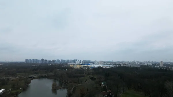 Şehir Parkının Içindeki Nehir Sonbaharın Sonu Bulutlu Yapraksız Ağaçlar Nehir — Stok fotoğraf