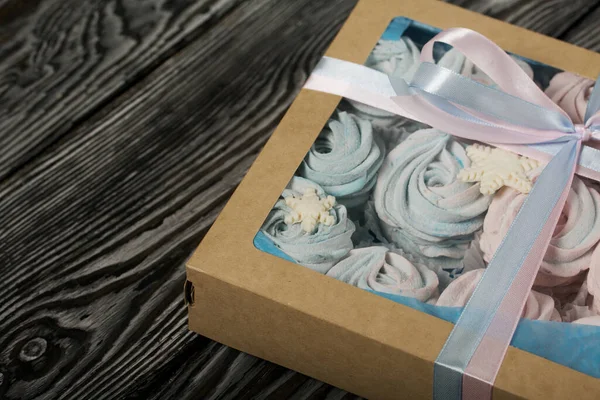 Mályvacukor Kék Rózsaszín Kézműves Csomagolásban Van Öntött Hópelyhekkel Díszítve Dobozt — Stock Fotó