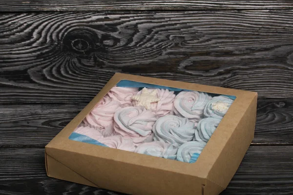 Mályvacukor Kék Rózsaszín Kézműves Csomagolásban Van Öntött Hópelyhekkel Díszítve Fekete — Stock Fotó