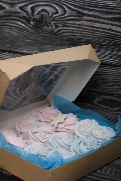 Mályvacukor Kék Rózsaszín Kézműves Csomagolásban Van Öntött Hópelyhekkel Díszítve Fekete — Stock Fotó