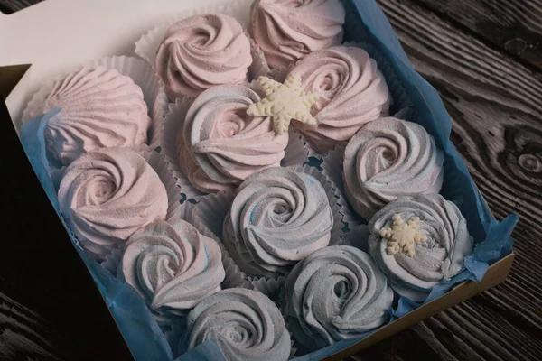 Marshmallow Azul Rosa Mentiras Embalagens Artesanais Decorado Com Flocos Neve — Fotografia de Stock