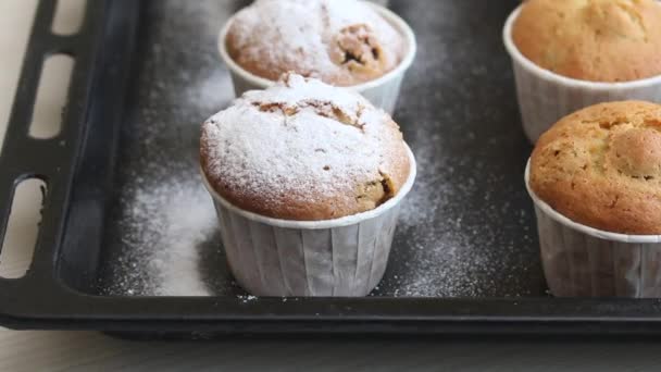 Čerstvě Upečené Muffiny Posypané Sušeným Cukrem Muffiny Jsou Rozprostřeny Pekárně — Stock video