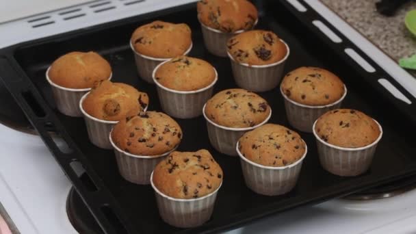 Donna Tira Fuori Dal Forno Una Teglia Muffin Forno Prepara — Video Stock