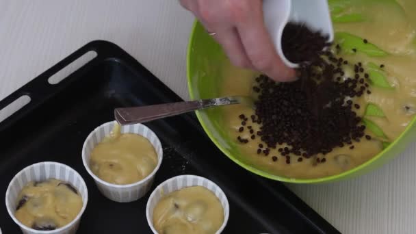 Женщина Перемешивает Тесто Шоколадные Капли Консервы Кексов Выложены Листе Выпечки — стоковое видео