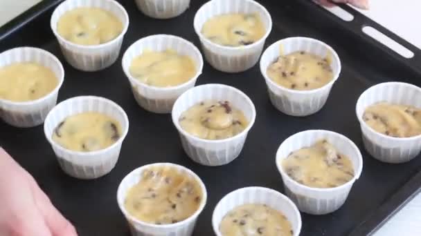 Kvinna Lägger Degen Muffinsburkarna Thomas Utspridd Plåt Förbereder Muffins Med — Stockvideo