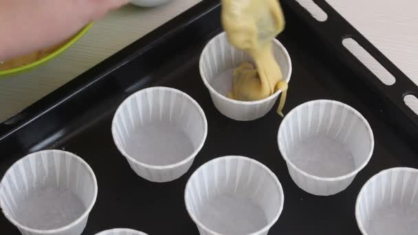 Uma Mulher Coloca Massa Latas Muffin Uma Assadeira Prepara Muffins — Vídeo de Stock
