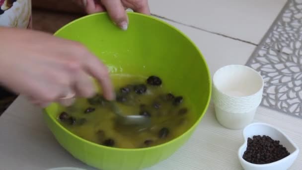 Žena Připravuje Muffiny Čokoládou Rozinkami Míchá Máslo Cukr Rozinky Nedaleko — Stock video