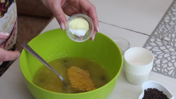 Kvinna Förbereder Muffins Med Choklad Och Russin Blandar Ingredienser Behållare — Stockvideo