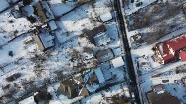 Banliyölerin üzerinden uçmak. Kış şehri manzarası. Hava fotoğrafçılığı.
