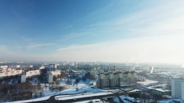 Şehir Üzerinde Uçuş Kış Şehri Manzarası Şehir Otoyolu Görünür Sisli — Stok video