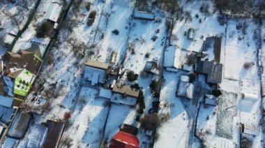 Banliyölerin üzerinden uçmak. Kış şehri manzarası. Hava fotoğrafçılığı.