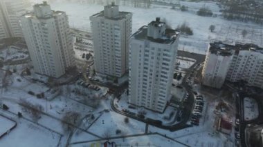 Şehir üzerinde uçuş. Modern çok katlı binalar. Kış şehri manzarası. Sisli bir sis görünür. Hava fotoğrafçılığı.