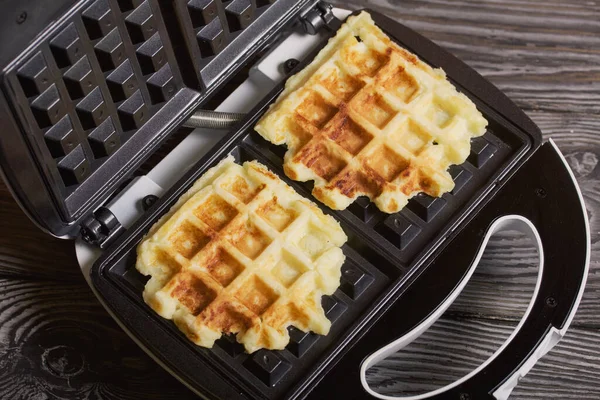 Waffle Maker Com Waffles Tábuas Pretas Imagem Close Imagem De Stock