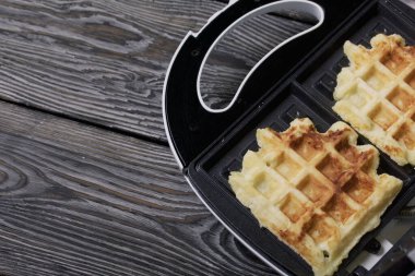 Waffle yapan waffle yapan. Siyah çam tahtalarında. Yakın çekim..