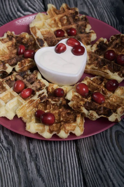 Gofres Con Crema Agria Arándanos Acuéstate Plato Sobre Tableros Pino — Foto de Stock