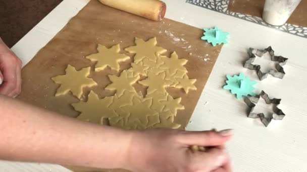 Een Vrouw Maakt Koekjes Van Biscuitdeeg Broodjes Marshmallow Sneeuwvlokken Maken — Stockvideo