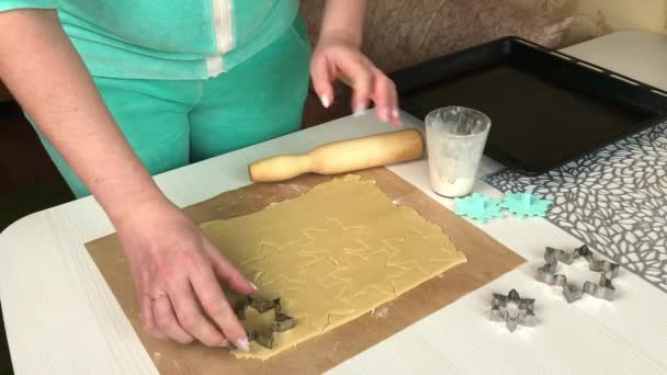 Una Donna Spreme Biscotti Dalla Pasta Stesa Forma Fiocco Neve — Video Stock