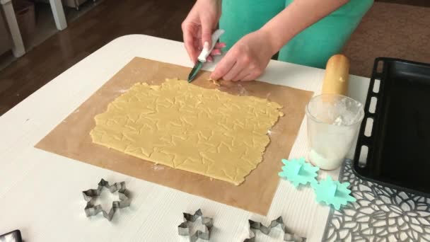 Een Vrouw Maakt Koekjes Van Biscuitdeeg Broodjes Marshmallow Sneeuwvlokken Maken — Stockvideo