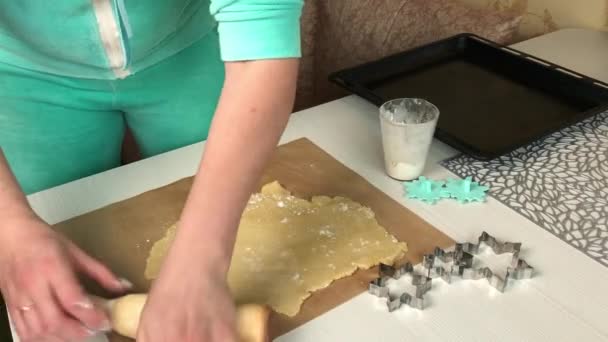 여자가 굴러가는 핀으로 덩어리를 비스킷만들어 마시멜로 샌드위치 재료들 도구들을 놓는다 — 비디오