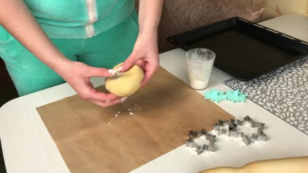 여자는 밀가루를 뿌린다 비스킷 쿠키만드는 마시멜로 샌드위치 재료와 도구들을 놓는다 — 비디오