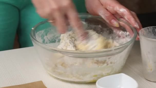 Una Mujer Está Revolviendo Masa Para Hacer Galletas Cocinar Sándwiches — Vídeos de Stock