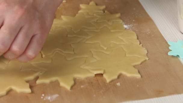 Vrouw Werkt Met Sneeuwvlok Koekjesdeeg Broodjes Marshmallow Koken Close Opname — Stockvideo