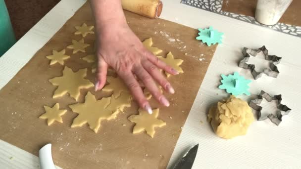 Een Vrouw Werkt Met Sneeuwvlok Koekjesdeeg Broodjes Marshmallow Koken Vlakbij — Stockvideo