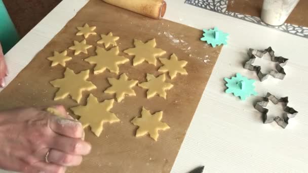 Een Vrouw Werkt Met Sneeuwvlok Koekjesdeeg Broodjes Marshmallow Koken Vlakbij — Stockvideo