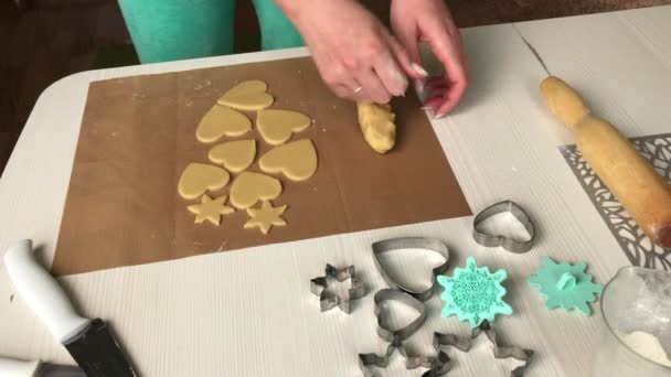 Een Vrouw Werkt Met Een Sneeuwvlok Hartvormig Koekjesdeeg Broodjes Marshmallow — Stockvideo