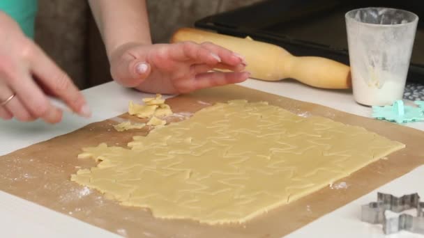 Mulher Trabalha Com Massa Biscoito Floco Neve Sanduíches Marshmallow Cozinha — Vídeo de Stock