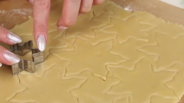 Mulher Corta Massa Biscoito Com Uma Forma Floco Neve Sanduíches — Vídeo de Stock