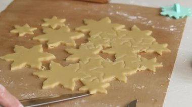 Kadın hamuru kar taneleri şeklinde parçalara ayırıyor. Marshmallow sandviçi hazırlıyor. Yakın çekim...