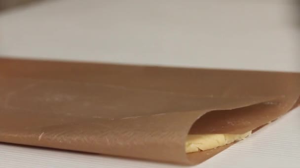 여자가 막대가 매트에 반죽을 냅니다 마시멜로 샌드위치 — 비디오