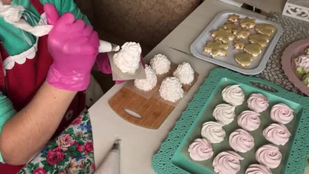 Uma Mulher Prepara Cones Marshmallow Doces Prontos São Colocados Bandejas — Vídeo de Stock
