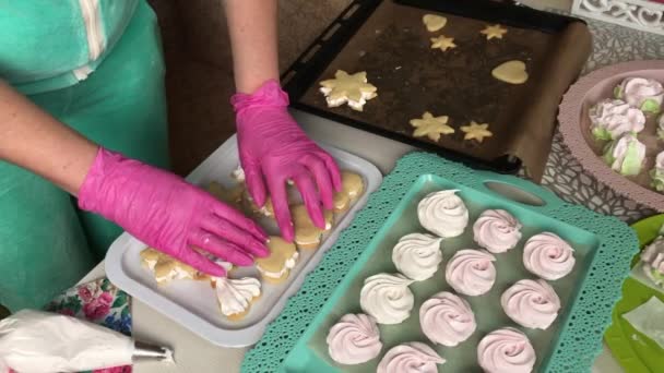 Mulher Prepara Sanduíches Marshmallow Doces Prontos São Colocados Bandejas Imagem — Vídeo de Stock