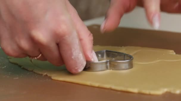 Mujer Saca Pasta Cocinar Sándwiches Malvavisco Primer Plano Disparo — Vídeos de Stock