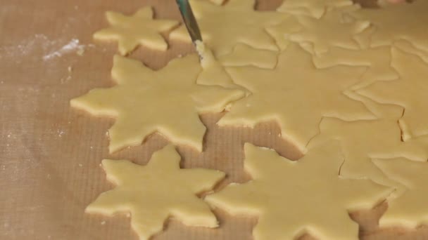 Mulher Corta Massa Pedaços Forma Flocos Neve Prepara Sanduíches Marshmallow — Vídeo de Stock
