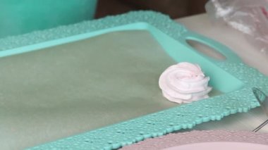 Bir kadın hamur torbasıyla marşmelov yapıyor. Marşmelovlu sandviç yapıyorum. Yakından çekilmiş..