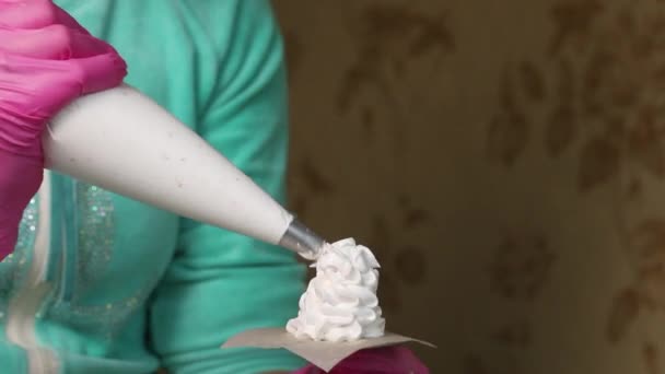 Una Mujer Hace Conos Malvavisco Con Una Bolsa Pastelería Tomado — Vídeo de stock