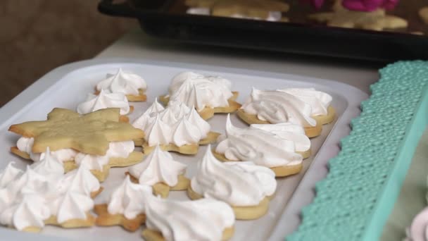 Una Mujer Hace Sándwiches Malvavisco Pone Malvaviscos Las Galletas Esponja — Vídeos de Stock