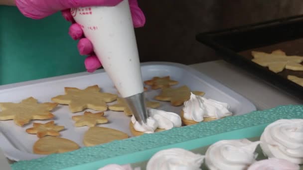 Een Vrouw Maakt Marshmallow Sandwiches Doet Marshmallows Sponskoekjes Opgenomen Close — Stockvideo